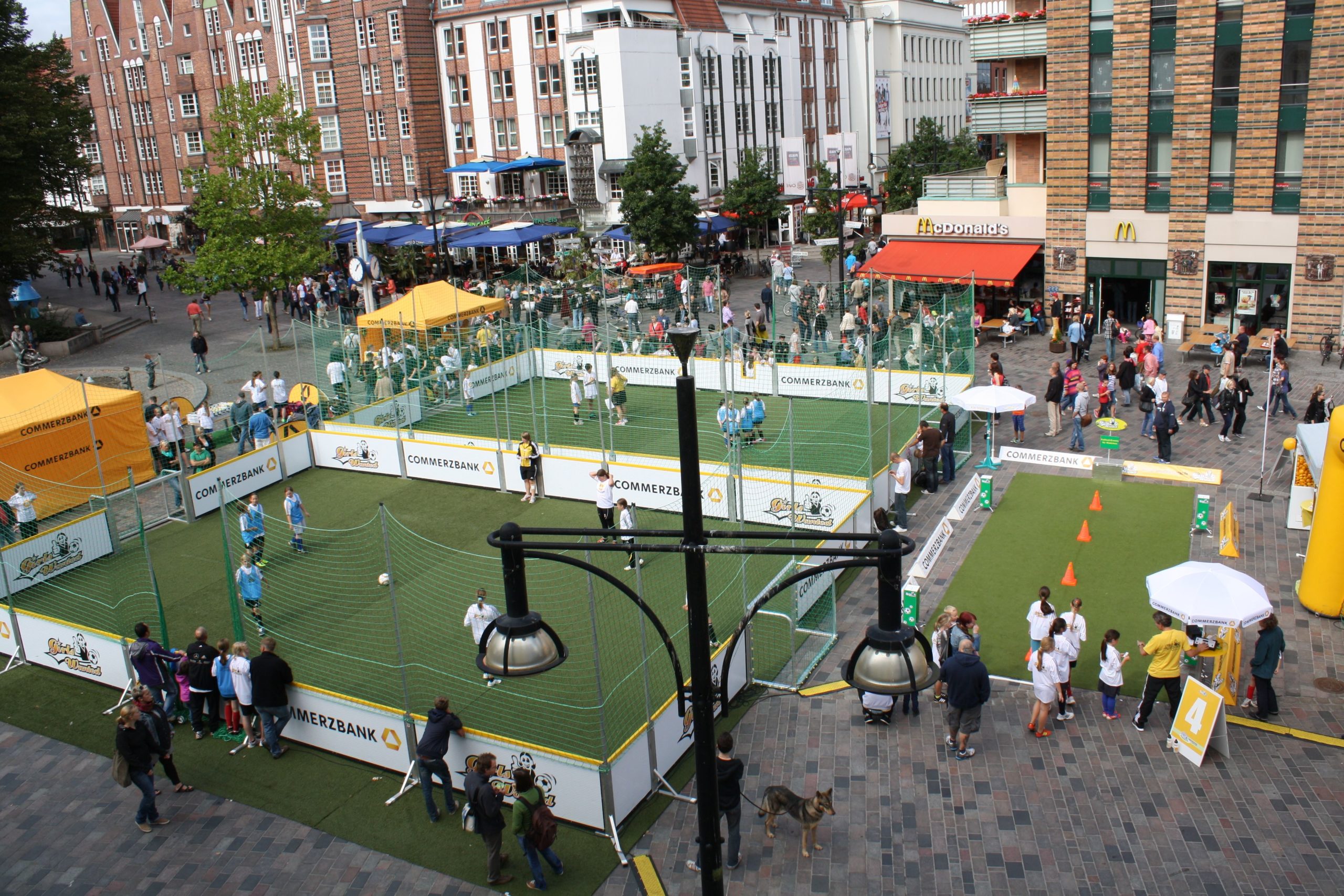 Girls Wanted Aktionstag in einer Innenstadt. Auf dem Bild sind zwei Soccer Courts sowie ein Dribbelparcours zu sehen.
