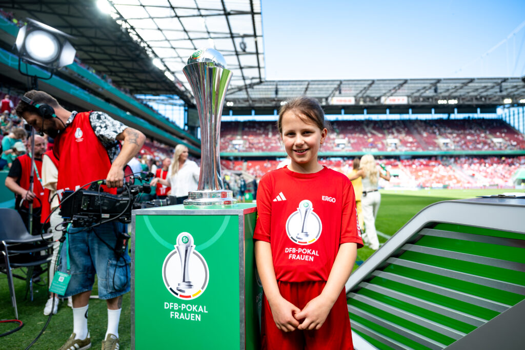 Teilnehmerin Tjorven neben dem DFB-Pokal