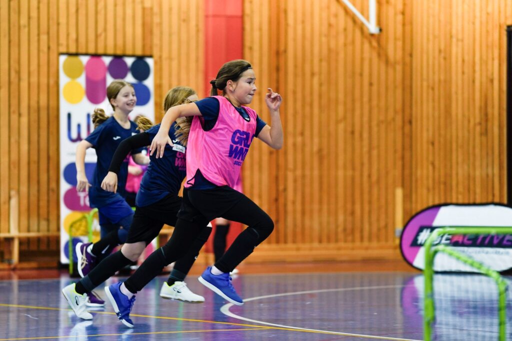 Die Mädchen powerten sich während des vierstündigen Programms aus