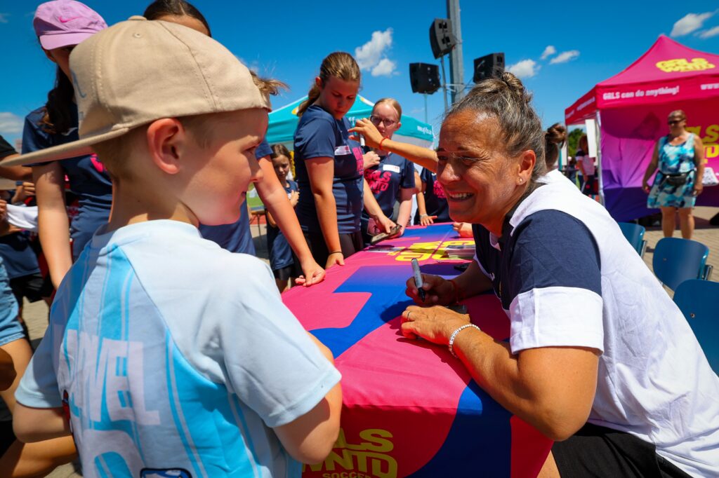 Die Autogramme von Sandra Smisek beim Actionday sind sehr gefragt.